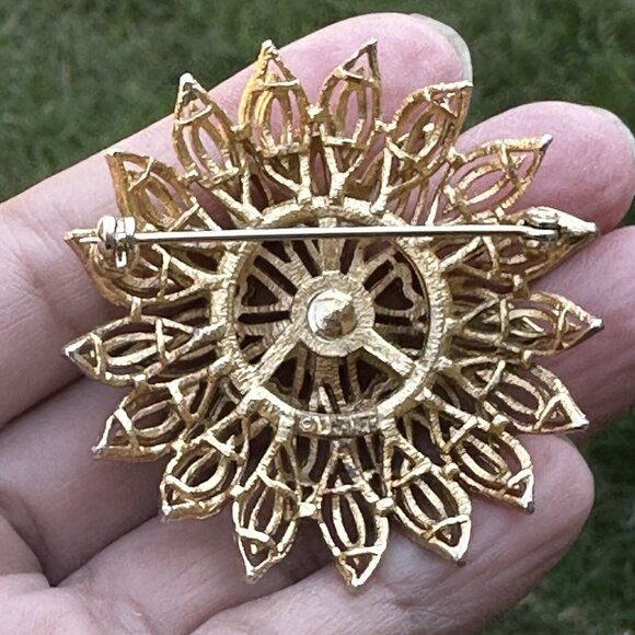 VTG Lisner Brooch Pin 1 7/8" Flower Starburst 3D Gold Tone Filigree Ornate Heart - Picture 5 of 8